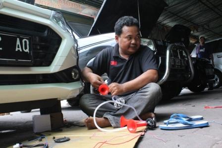 Seorang karyawan bengkel merangkai klakson multinada yang belakangan menjadi tren dengan bunyi telolet di bengkel Formula Jaya, Klaten, Senin (26/12/2016). (Taufiq Sidik Prakoso/JIBI/Solopos)