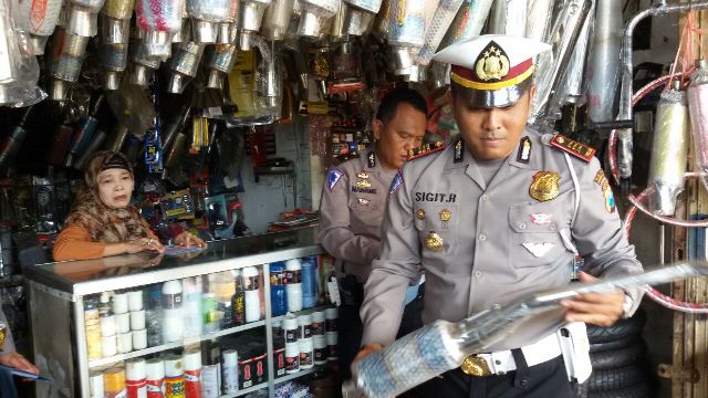 Anggota Polres Madiun Kota melakukan sosialisasi ke bengkel yang menjual knalpot brong, Rabu (21/12/2016). (Abdul Jalil/JIBI/Madiunpos.com)