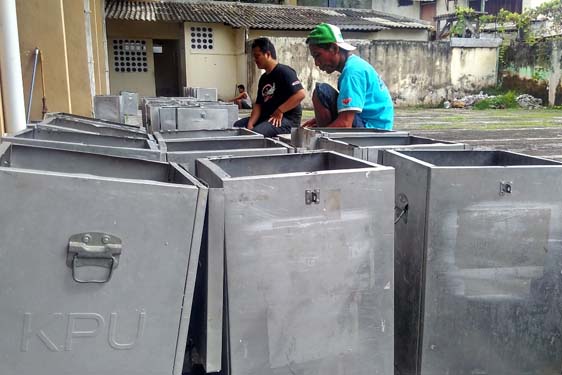 Beberapa pekerja berusaha membersihkan logistik Pilkada 2017 berupa kotak suara di gudang Pemkab Kulonprogo, Kamis (22/12/2016). (Rima Sekarani I.N./JIBI/Harian Jogja)