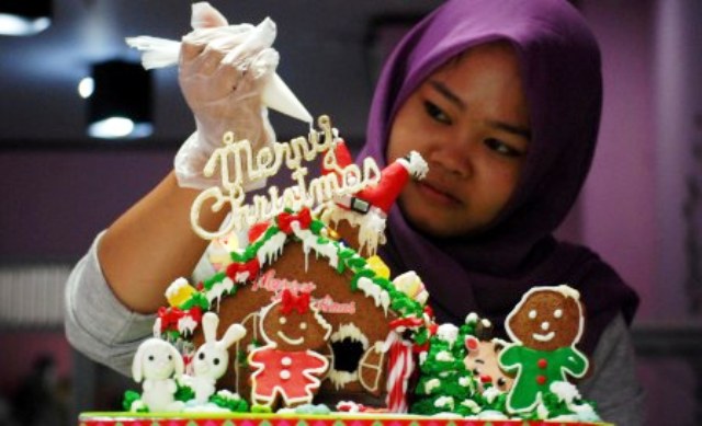 Perajin menghias kue dengan pernak-pernik bertema Hari Natal di rumah produksi Seni Rasa, Bukit Sari, Kota Semarang, Jateng, Selasa (20/12/2016). (JIBI/Solopos/Antara/Aditya Pradana Putra)