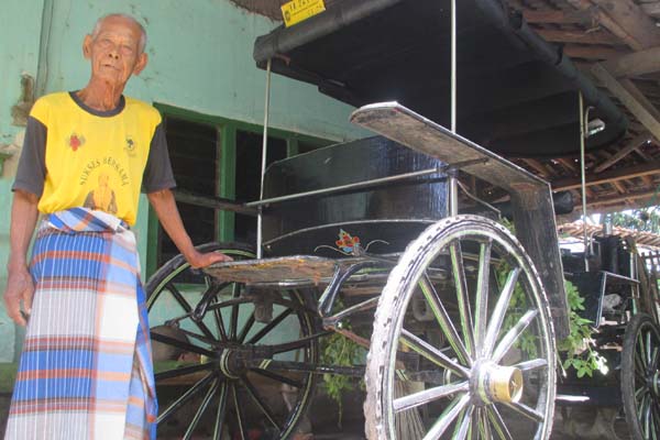 Mbah Kardi di samping andong miliknya yang terparkir di depan rumahnya di Dusun Keyongan Lor, Desa Sabdodadi, Kecamatan Bantul, Jumat (16/12/2016). (Irwan A. Syambudi/JIBI/Harian Jogja)