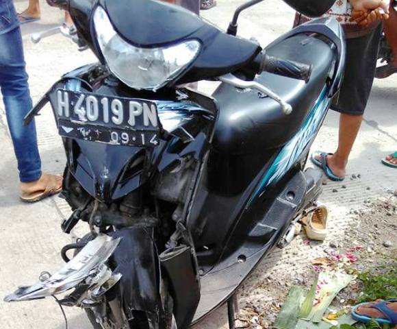 Sepeda motor yang ditumpangi dua siswi yang mengejar copet, rusak setelah menabrak pembatas jembatan di Desa Singorejo, Kecamatan Demak, Kabupaten Demak, Jateng, Jumat (16/12/2016). (Facebook.com-Raharto Siswo Winarso)