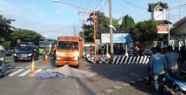 Jasad Khodrin diselimuti terpal di lokasi kecelakaan jalur jalan yang melintasi wilayah Desa Batu, Kecamatan Karangtengah, Kabupaten Demak, Jateng, Rabu (21/12/2016) sore. (Facebook.com- Indra Winardi)
