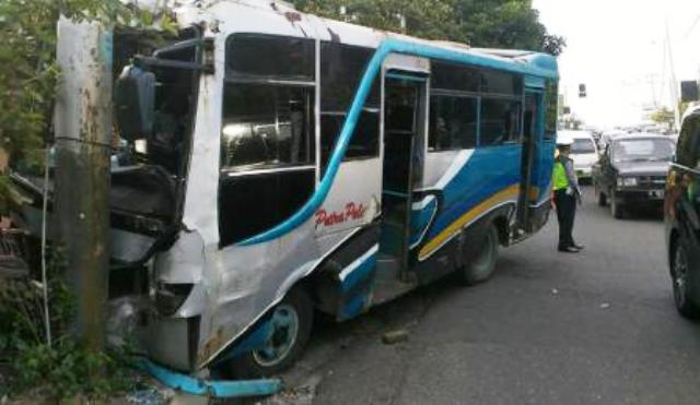 Bus Palagan Ambarawa menabrak tiang listrik di tepi Jl. Gombel Lama, Kelurahan Tinjomoyo, Kecamatan Banyumanik, Kota Semarang, Jateng, Rabu (21/12/2016) pagi. (Facebook.com-Purnomo Budi Setyawan)