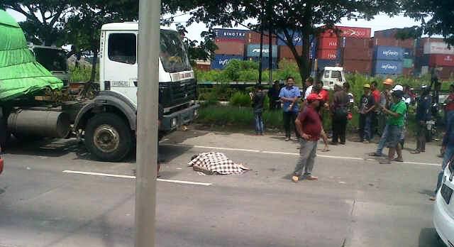 Jasad korban kecelakaan di Jl. Arteri Yos Sudarso, Semarang Barat, Kota Semarang, Jawa Tengah, Sabtu (17/12/2016). (Facebook.com-Shofi Af-Idatul Khoiriyah)