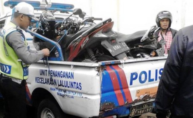 Dua sepeda motor yang terlibat kecelakaan di jalur jalan Desa Gedanganak, Kecamatan Ungaran Timur, Kabupaten Semarang, Jateng, Minggu (18/12/2016) pagi, diamankan polisi setempat. (Facebook.com-Mutomimahbojonepetrik)