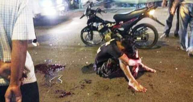 Pengendara sepeda motor korban kecelakaan di dekat Pasar Weleri, Desa Karangdowo, Kecamatan Weleri, Kabupaten Kendal, Jateng, Sabtu (17/12/2016) malam. (Facebook.com-Putu Lanang)
