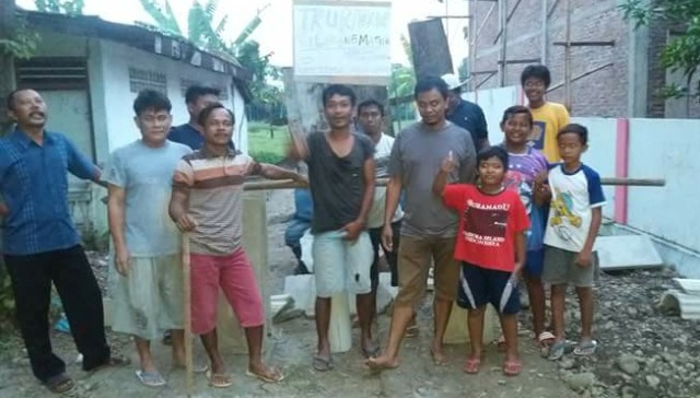 Warga Desa Tegorejo, Kecamatan Pegandon, Kabupaten Kendal, Jateng, melakukan aksi penolakan atas disewakannya lapangan sepak bola kepada pihak swasta. (Facebook.com-Dhany W Eah)