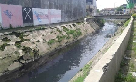 Kondisi air Kali Jenes di wilayah Kelurahan Pasar Kliwon yang berwarna akibat tercampur limbah produksi batik, Rabu (21/12/2016). (Irawan Sapto Adhi/JIBI/Solopos)