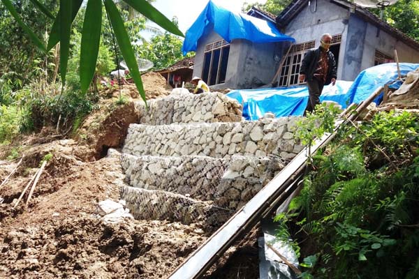 Proses perbaikan longsor di Desa Candirejo, Kecamatan Semin. pembuatan talut ini untuk mencegah tanah ambles yang lebih parah lagi. Kamis (29/12/2016). (Foto Istimewa/dokumen)