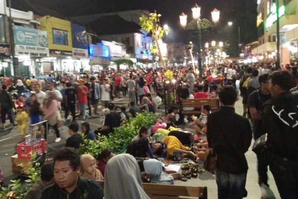 Suasana Jalan Malioboro yang penuh manusia, Sabtu (31/12/2016) malam. (Holy Kartika N.S/JIBI/Harian Jogja)