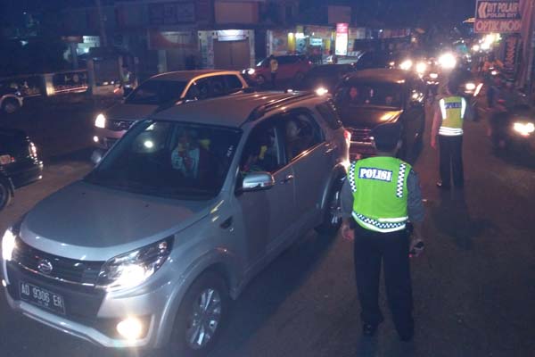 Antrean kendaraan di pintu loket TPR Pantai Parangtritis, Sabtu (31/12/2016) malam. (Arief JUnianto/JIBI/Harian Jogja)