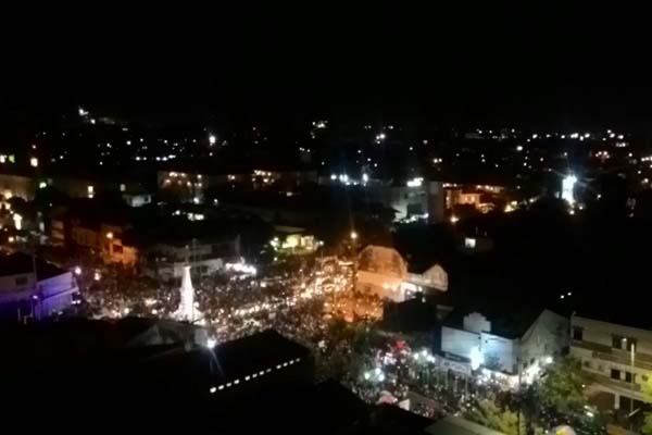 Warga mulai memadati kawasan tugu pal putih untuk merayakan tahun baru 2017, Sabtu (31/12/2017). (Desi Suryanto/JIBI/Harian Jogja)