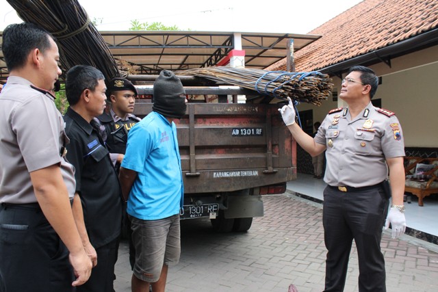 Kapolres Karanganyar, AKBP Ade Safri Simanjuntak, menunjukkan barang bukti dan tersangka kasus pencurian besi dan truk di Mapolres Karanganyar, Rabu (21/12/2016). (Sri Sumi Handayani/JIBI/Solopos)