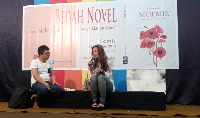 Novelis asal Belanda Marion Bloem (kanan) tampil dalam acara bedah novelnya, Moemie, Gadis Berusia Seratus Tahun di Balai Soedjatmoko Solo, Kamis (15/12/2016) malam. (Ahmad Wakid/JIBI/Solopos)