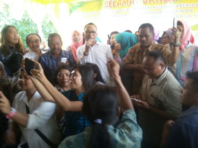 Menteri Ketenagakerjaan (Menaker), M. Hanif Dakiri, bernyanyi bersama calon TKI asal Madiun saat acara peletakan batu pertama perumahan khusus TKI di Desa Karangrejo, Kecamatan Wungu, Kabupaten Madiun, Selasa (20/12/2016). (Abdul Jalil/JIBI/Madiunpos.com)