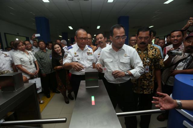Menteri Perhubungan Budi Karya Sumadi (tengah) meninjau Terminal Tirtonadi seusai Peresmian Terminal Penumpang Tipe A Tirtonadi dan Fasilitas Integrasi Moda Transportasi Terminal Tirtonadi-Stasiun Solo Balapan di Terminal Tirtonadi, Solo, Selasa (27/12/2016). (Nicolaus Irawan/JIBI/Solopos)