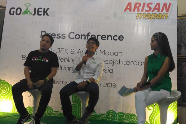 President GO-JEK Andre Soelistyo (kiri) dan CEO PT Ruma Aldi Haryopratomo (kanan) dalam peluncuran Arisan Mapan diluncurkan di Sindu Kusuma Edu-park (SKE), Sleman, Sabtu (17/12/2016). (Kusnul Isti Qomah/JIBI/Harian Jogja)
