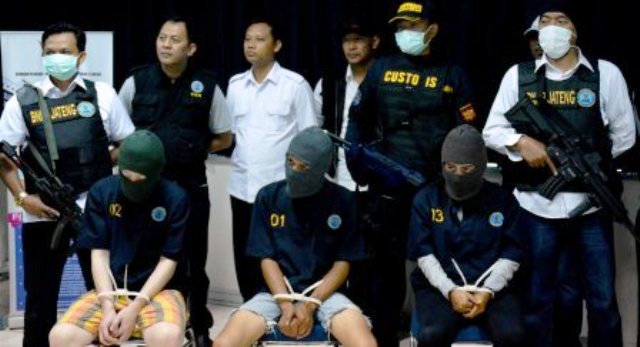 Petugas Bea Cukai Jateng dan BNN Jateng mengawal tiga tersangka kasus penyelundupan berbagai jenis narkotika dari Jerman, Belanda dan Polandia di Kanwil Dirjen Bea dan Cukai Jateng-DIY, Kota Semarang, Jateng, Rabu (28/12/2016). (JIBI/Solopos/Antara/R. Rekotomo)