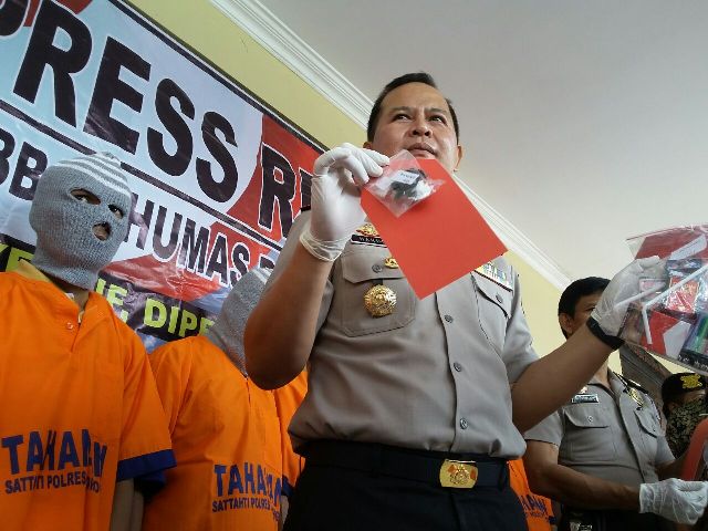 Kapolres Ponorogo, AKBP Harun Yuni Aprin, menunjukkan barang bukti serta tujuh tersangka kasus penyalahgunaan narkoba di Ponorogo, Jumat (30/12/2016). (Abdul Jalil/JIBI/Madiunpos.com)