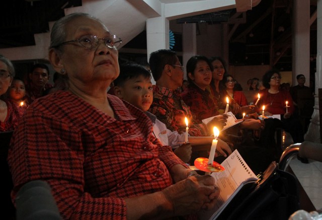 Umat Kristiani melakukan Kebaktian Natal dengan menyalakan lilin di Gereja Kristen Jawa, Manahan, Solo, Sabtu (24/12/2016) malam. Ibadah Natal di kota Solo berlangsung khidmat.