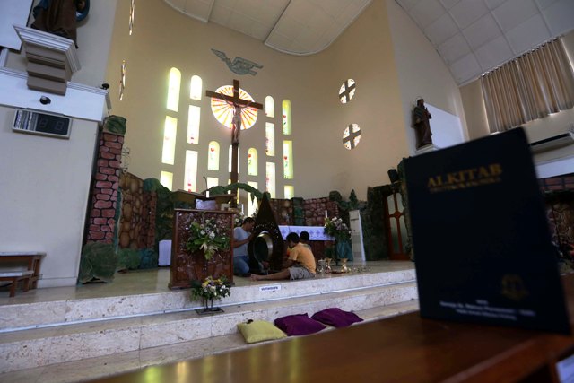 Jemaat Gereja Katolik Santo Petrus Purwosari Solo mengelap peralatan untuk Misa, Kamis (22/12/2016). Bersih-bersih tersebut merupakan persiapan jelang perayaan Natal 2016. (Nicolous Irawan/JIBI/Solopos)