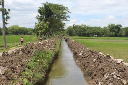 Tanah menumpuk di tepi saluran saluran irigasi di Desa Tegalrejo, Kecamatan Bayat, Klaten, yang dinormalkan dua pekan terakhir. Foto diambil Kamis (22/12/2016). (Taufiq Sidik Prakoso/JIBI/Solopos)