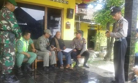 Tim gabungan menemui pemilik rumah indekos di Desa Kaligentong, Kecamatan Ampel, saat operasi antisipasi gangguan kamtibmas, Jumat (23/12/2016). (Hijriyah Al Wakhidah/JIBI/Solopos)