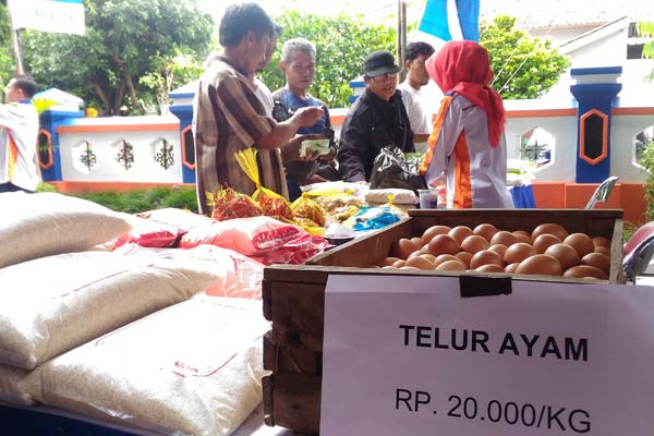 Masyarakat mendatangi pasar murah di halaman kantor Perum Bulog Kotabaru, Rabu (21/12/2016). (Bernadheta Dian Saraswati/JIBI/Harian Jogja)
