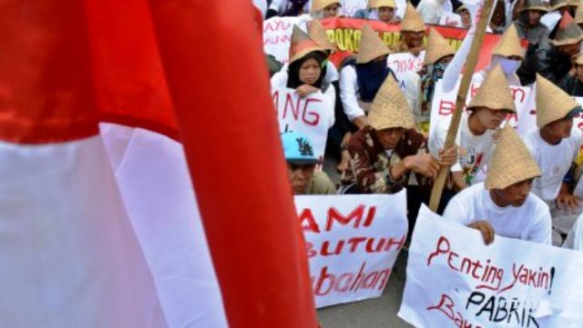 Warga Kabupaten Rembang pendukung pembangunan pabrik semen membentangkan poster saat berunjuk rasa di Semarang, Jateng, Selasa (13/12/2016). (JIBI/Solopos/Antara/R. Rekotomo)