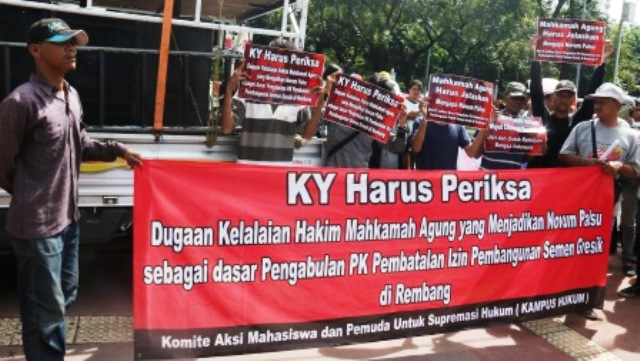 Komite Aksi Mahasiswa dan Pemuda untuk Supremasi Hukum (Kampus Hukum) berunjuk rasa di Gedung Mahkamah Agung (MA), Jakarta, Kamis (15/12/2016). (JIBI/Solopos/Antara/Reno Esnir)