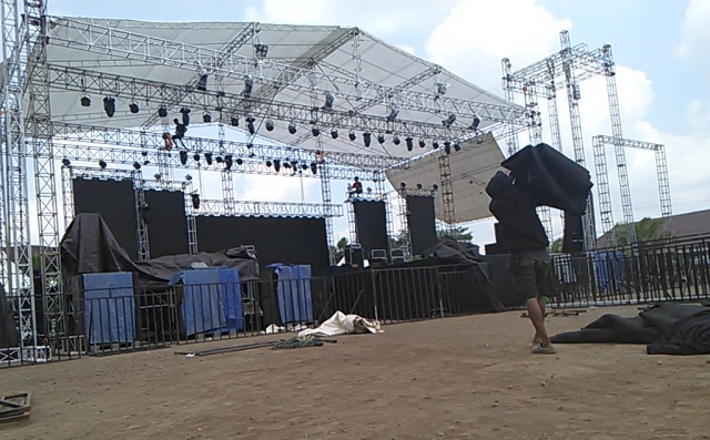 Panggung pementasan Grup Band Godbles dalam acara Tahun Baru 2017 di Alun-Alun Kidul Boyolali, Sabtu (29/12/2016) tengah disiapkan. (JIBI/Solopos/Aries Susanto)