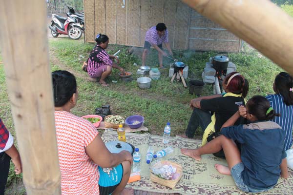Dapur umum warga di Pantai Cemoro Sewu, Parangtritis, Bantul. (Arief Junianto/JIBI/Harian Jogja)