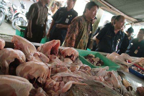 TPID DIY saat melakukan pemantauan barang di Pasar Imogiri, Rabu (21/12) siang. (Harian Jogja/Arief Junianto)