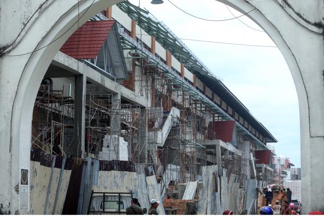 Pekerja menyelesaikan proyek pembangunan Pasar Klewer, Solo, Kamis (15/12/2016). (Nicolous Irawan/JIBI/Solopos