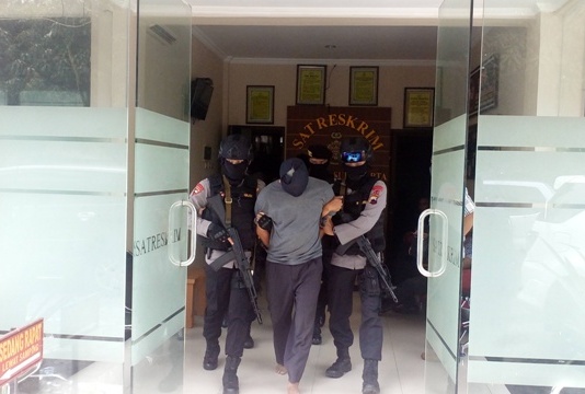 Anggota Reserse Kriminal Polda Jateng membawa salah satu dari tiga pelaku perusakan Social Kitchen di Sukoharjo yang ditangkap, Selasa (27/12/2016). (Muhammad Ismail/JIBI/Solopos)