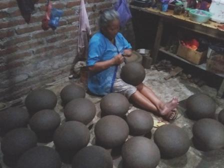 Giyah, 62, nenek-nenek asal Slahung, Ponorogo, sudah hampir 50 tahun menjadi pengrajin gerabah, Rabu (21/12/2016). (Abdul Jalil/JIBI/Madiunpos.com)