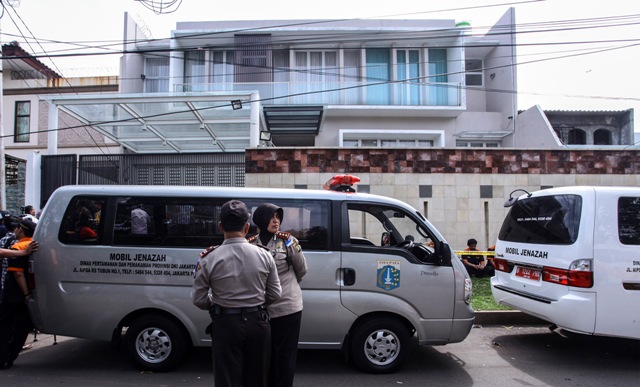 Polisi berjaga di depan rumah di Jl. Pulomas Utara, Pulogadung, Jakarta Timur, Selasa (27/12/2016). Sebanyak sebelas orang, diantaranya enam orang tewas setelah disekap para pelaku di dalam kamar mandi berukuran 1,5 meter x 1,5 meter, sementara lima korban selamat. Pihak kepolisian masih menyelidiki lebih lanjut kasus pembunuhan tersebut. (JIBI/Solopos/Antara/Muhammad Adimaja)