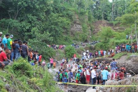 Warga menyaksikan proses pencarian salah satu korban tebing longsor di Desa Temuireng, Kecamatan Jatinom, Rabu (28/12/2016) sore. (Taufiq Sidik Prakoso/JIBI/Solopos)
