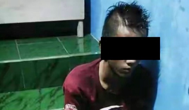 Remaja yang diduga hendak mencuri di kawasan Kedungmundu, Kecamatan Tembalang, Kota Semarang, Jateng, dihajar massa, Kamis (15/11/2016) pukul 20.00 WIB. (Facebook.com-Ardi Rich)
