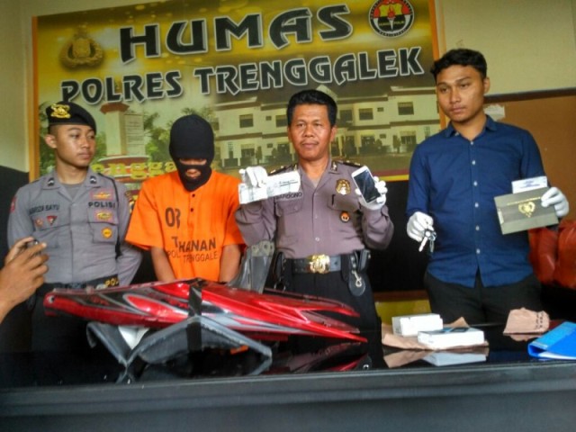 Aparat Polres Trenggalek menunjukkan sejumlah barang bukti dari pelaku pencurian sepeda motor di masjid Desa Bendoagung, Kecamatan Kampak, kepada wartawan di Mapolres Trenggalek, Selasa (27/12/2016). (Madiunpos.com/JIBI/polrestrenggalek.com)