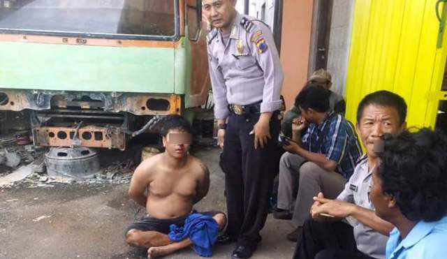 Seorang pria yang mengaku sebagai warga Kampung Barutikung, Semarang Utara, diserahkan ke polisi setelah mencuri di sebuah rumah di kawasan Sawah Besar, Kecamatan Gayamsari, Kota Semarang, Jateng, Sabtu (17/12/2016). (Facebook.com-Suik Palomo)