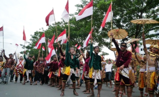 Orang-orang yang mengaku sebagai warga Kabupaten Rembang pendukung pembangunan pabrik semen mengibarkan bendera merah putih saat berunjuk rasa di Semarang, Jawa Tengah, Selasa (27/12/2016). (JIBI/Solopos/Antara/R. Rekotomo)