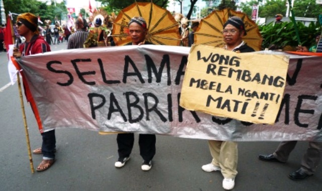 Orang-orang yang mengaku sebagai warga Kabupaten Rembang pendukung pembangunan pabrik semen membentangkan spanduk dan poster saat berunjuk rasa di Semarang, Jawa Tengah, Selasa (27/12/2016). (JIBI/Solopos/Antara/R. Rekotomo)