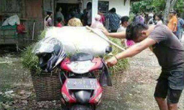 Sepeda motor milik Sutyo yang ditemukan tewas di di kawasan Desa Wilalung, Kecamatan Gajah, Kabupaten Demak, Rabu (21/12/2016). (Facebook.com-Hans Cahyono)