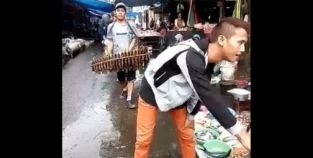 Pengamen yang menggunakan alat musik tradisional Jawa Barat, calung, di Pasar Bandarjo, Jl. Gatot Subroto, Bandarjo, Ungaran Barat, Kabupaten Semarang, Jateng, Selasa (27/12/2016) pagi. (Facebook.com-Tatux Ali Sadikin)