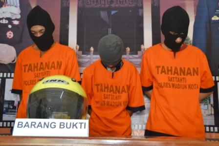 Tiga pelaku pengeroyokan ditahan di Mapolres Madiun Kota, Selasa (20/12/2016). (Madiunpos.com/JIBI/Istimewa)