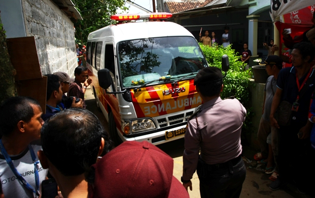 Mobil jenazah memasuki tempat kejadian perkara (TKP) penggerebekan dan penembakan terduga teroris di Setu, Tangerang Selatan, Banten, Rabu (21/12/2016). (JIBI/Solopos/Antara/Muhammad iqbal)