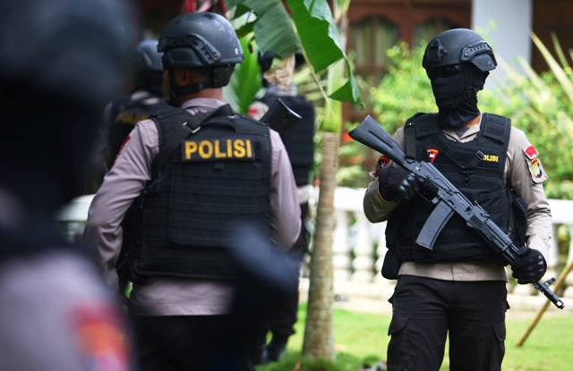 Anggota Brimob Polda Metro Jaya menjaga lokasi penggerebekan dan penembakan terduga teroris di Setu, Tangerang Selatan, Banten, Rabu (21/12/2016). (JIBI/Solopos/Antara/Muhammad iqbal)
