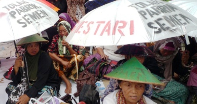 Warga pencinta kelestarian lingkungan yang tergabung dalam Jaringan Masyarakat Peduli Pegunungan Kendeng (JMPPK) , Selasa (27/12/2016), berunjuk rasa di Semarang demi mengawal putusan MA yang membatalkan izin pabrik semen di eks Keresidenan Pati. (JIBI/Solopos/Antara/R. Rekotomo)